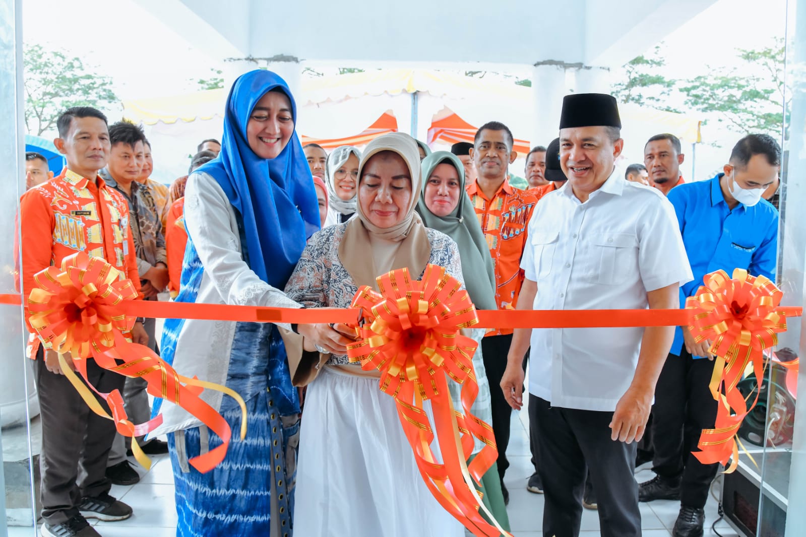 Bupati Zahir saksikan pemotongan pita peresmian kantor camat Laut Tador. (Ist)