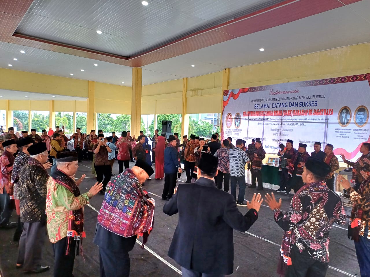 Silaturahmi Harahap sejagat raya diakhiri dengan manortor.