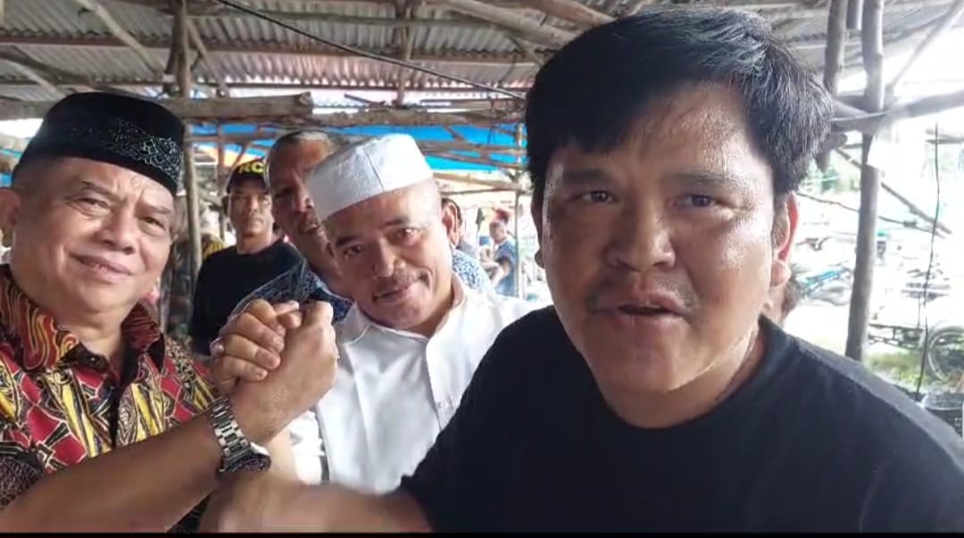 Hamsiruddin Siregar bersama Muhammad Said Siregar saat marpoken di Pasar Siatcimun Paluta.