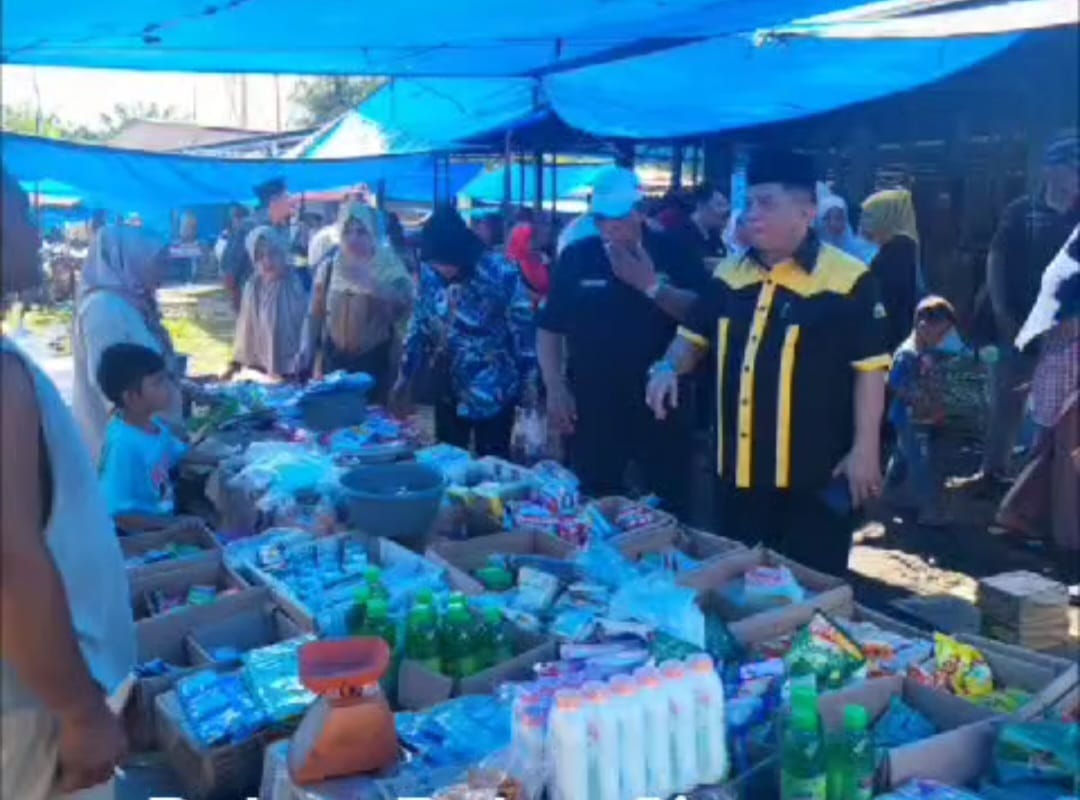 Ketum DPP Parpaluta Hamsiruddin Siregar saat marpoken di pasar Rabu simpang Barakas Halongonan