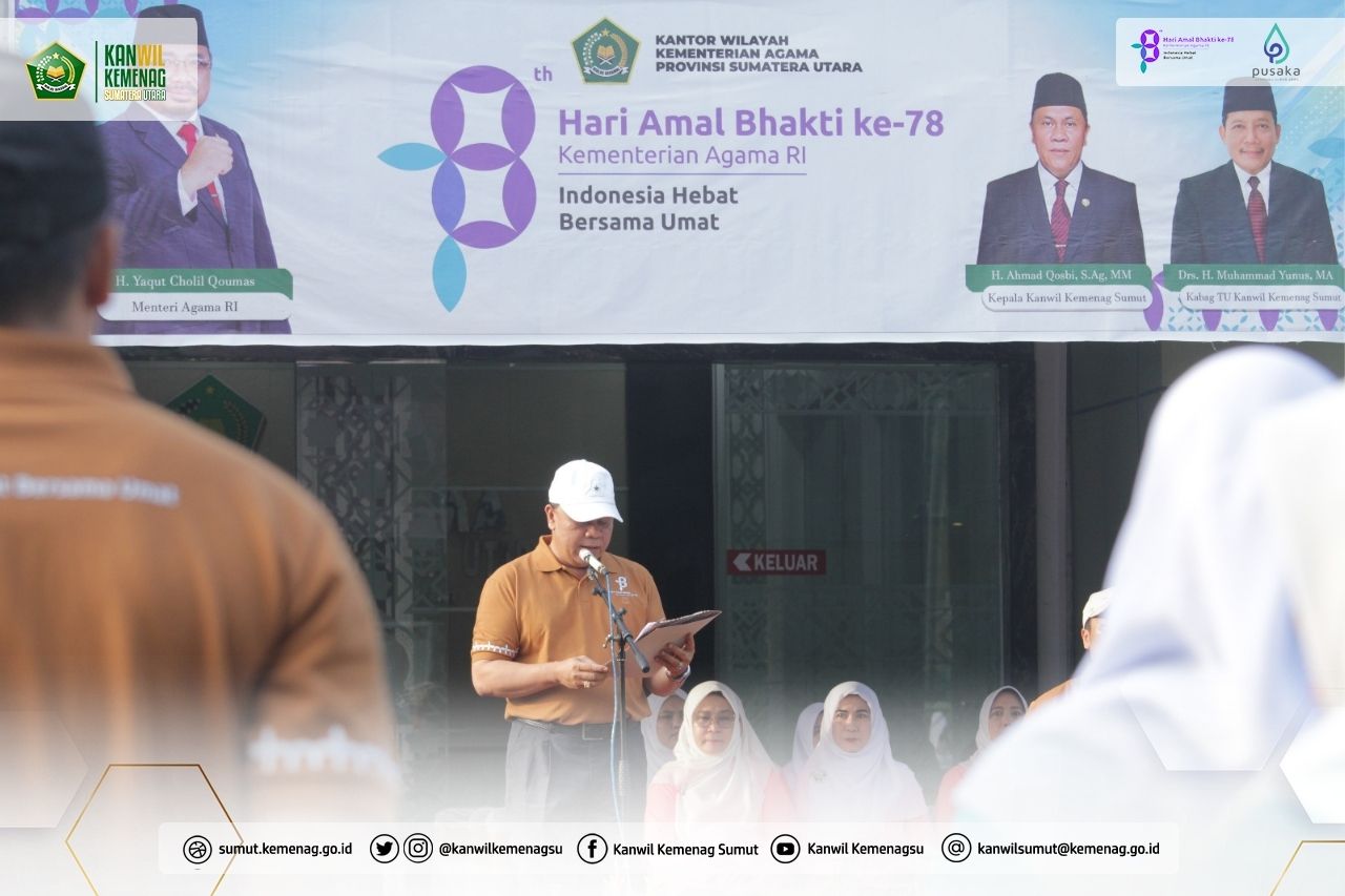 Kanwil Kemenag Sumut Ahmad Qosbi saat pembina upacara pada HAB Kemenag RI.