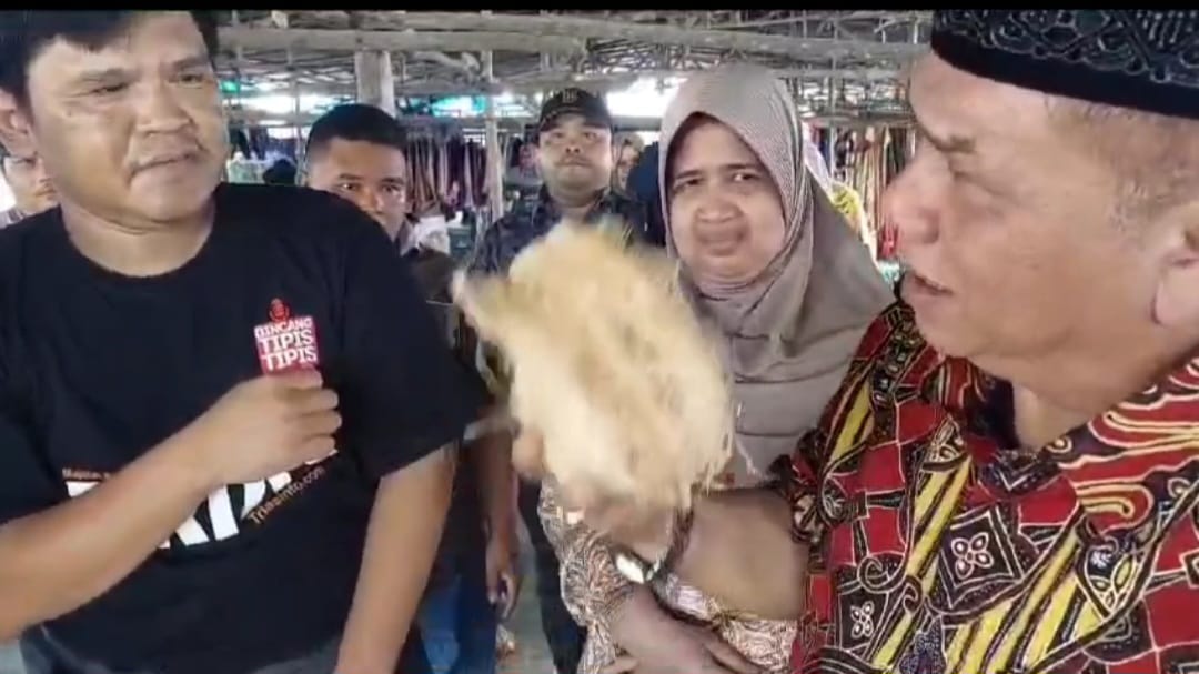 Ketum ParPaluta Hamsiruddin Siregar saat melihat pedagang kelapa di poken Siatcimun Paluta.