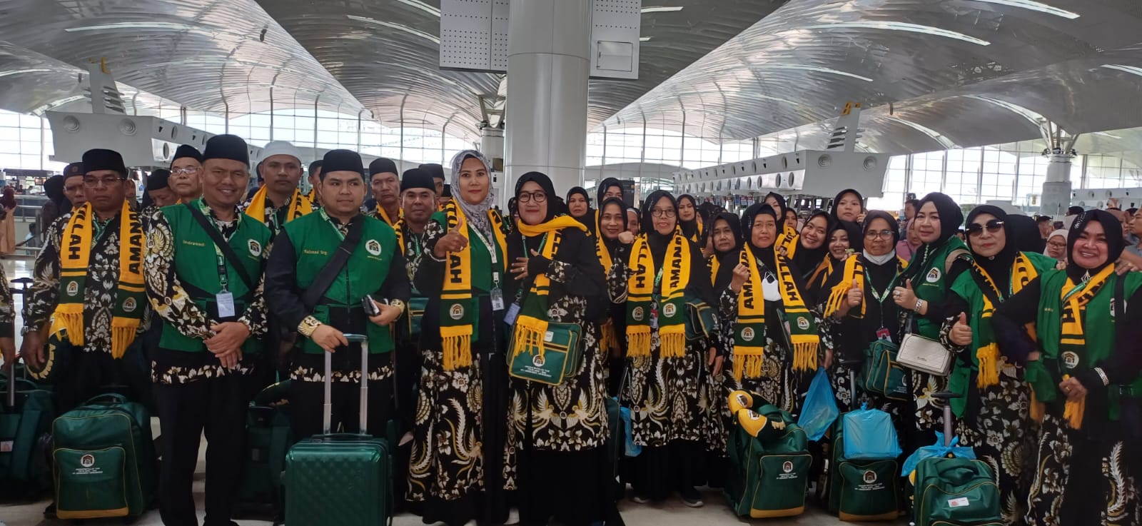 Teks foto.
Jemaah Umrah Amanah Baitullah Tour saat bertolak dari  Bandara Kualanamu menuju Bandara Kuala Lumpur, selanjutnya bersama rombongan terbang satu pesawat ke Jeddah Arab Saudi.