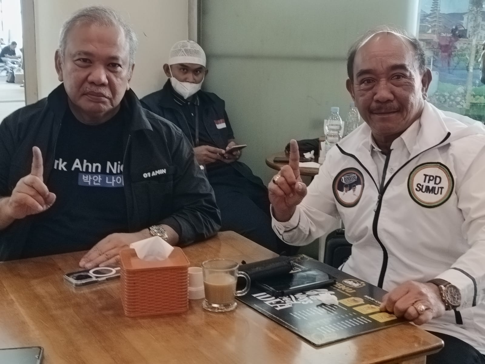 Teks foto.
Dewan Pakar Timnas  AMIN DR Bambang Priono didampingi  Wakil Ketua DPW PKB Sumut Drs Syaiful Syafri, saat bertolak ke Tabagsel dalam rangkaian survei kesiapan kampanye.