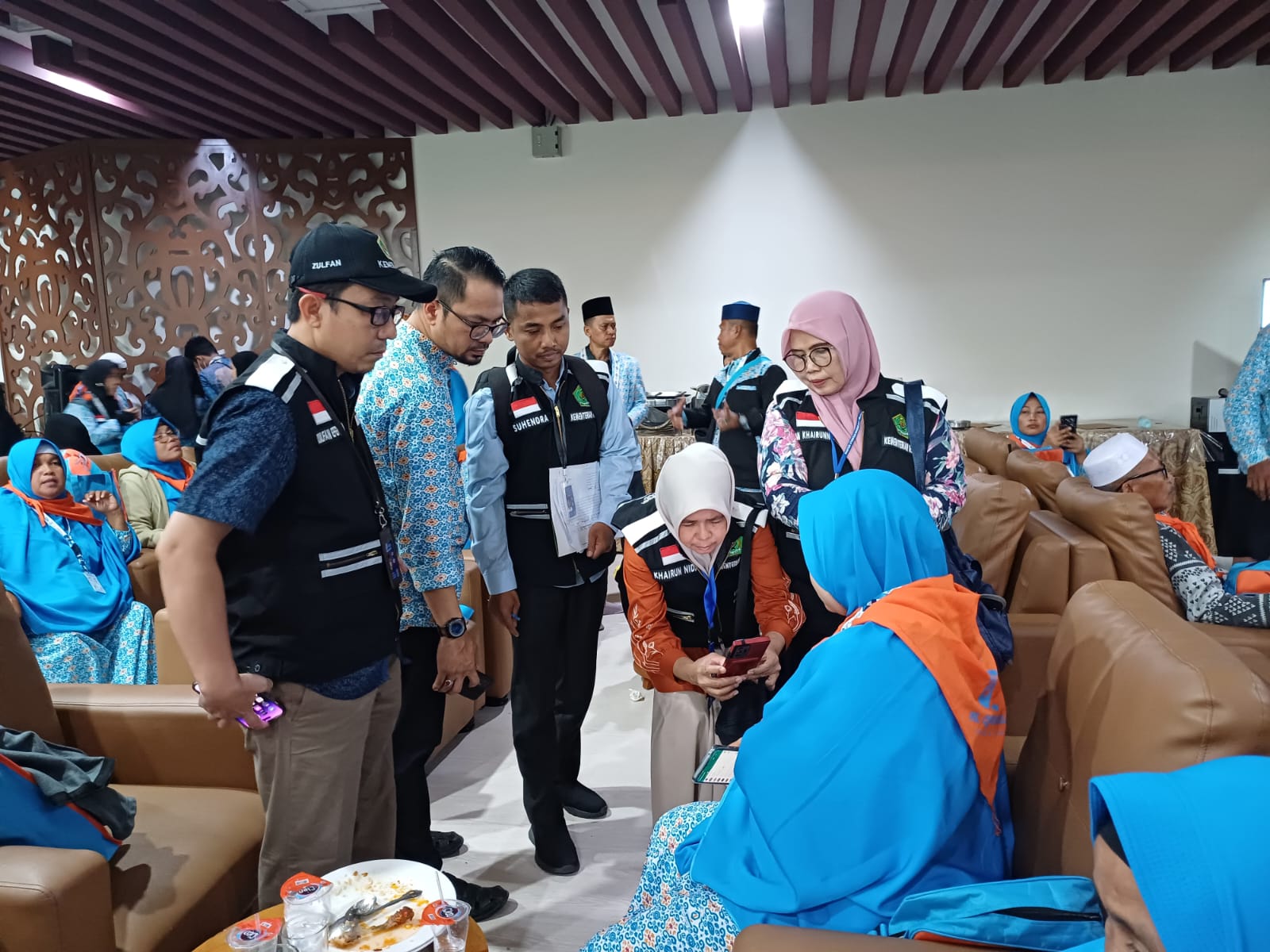 Teks foto.
Kabid PHU Kanwil Kemenag Sumut  H Zulfan Efendi saat melakukan pengawasan pada  salah satu travel di lantai Mezzanine di Kualanamu.
