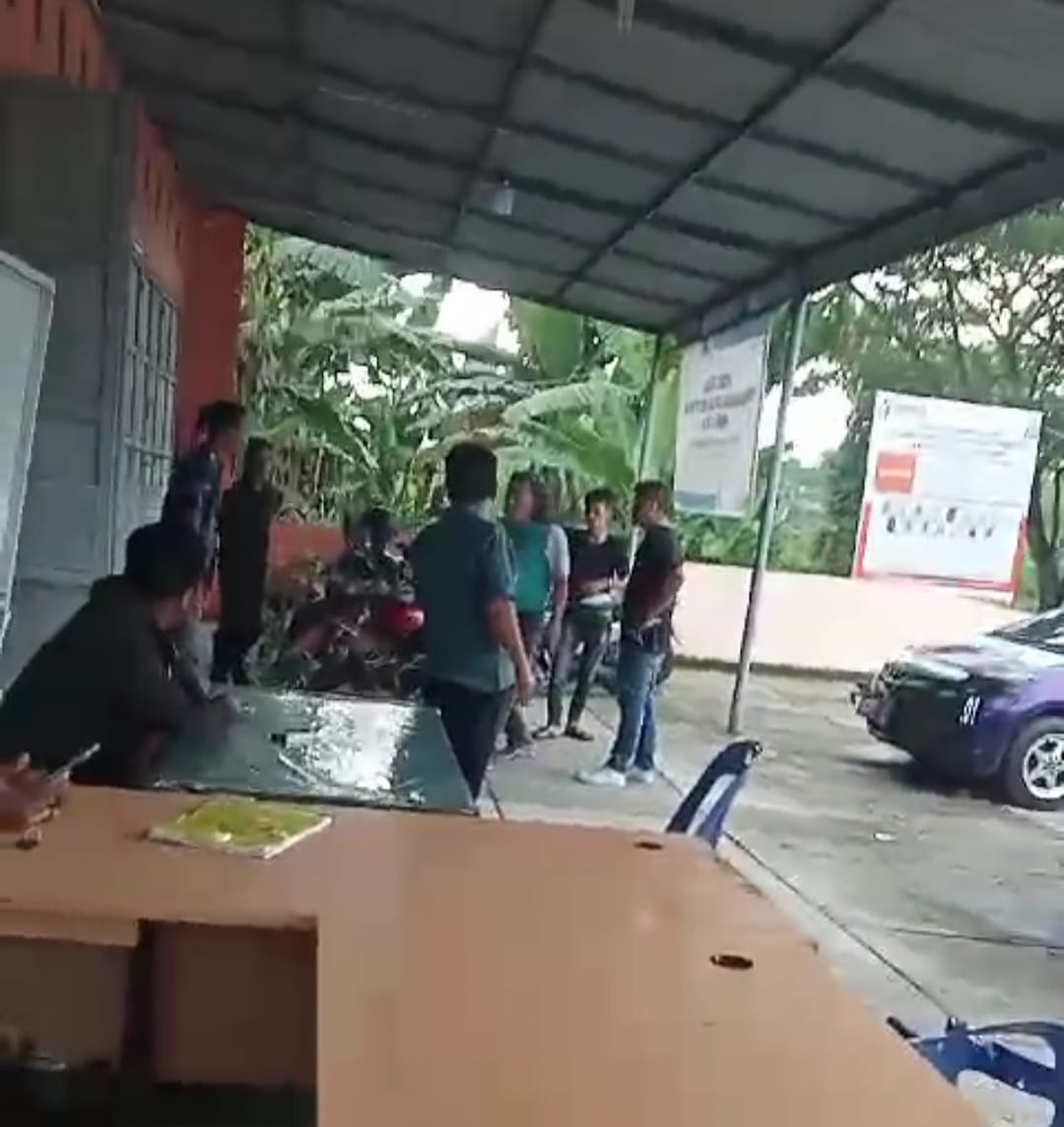 Tesk foto.ist
Oknum warga melakukan teror serta  pengancaman dan pengrusakan di kantor Bawaslu Paluta.