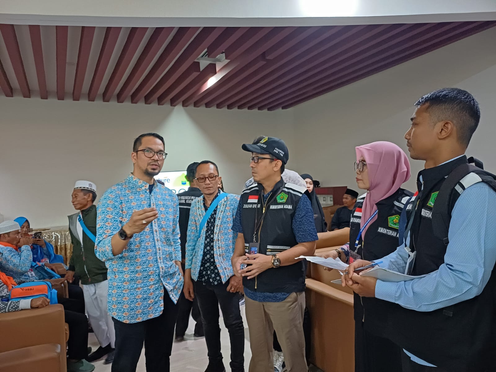 Teks Foto. (kali A Harahap) 
Kabid PHU Kemenag Sumut Zulfan Efendi saat meninjau travel Al-Qayyuum di lantai Mezzanine Bandara Kualanamu.