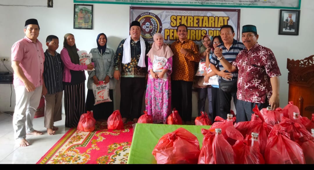 Teks foto.ist 
Mahajaya berikan santunan paket ramadhan pada pikir miskin anak yatim dan duafaa.