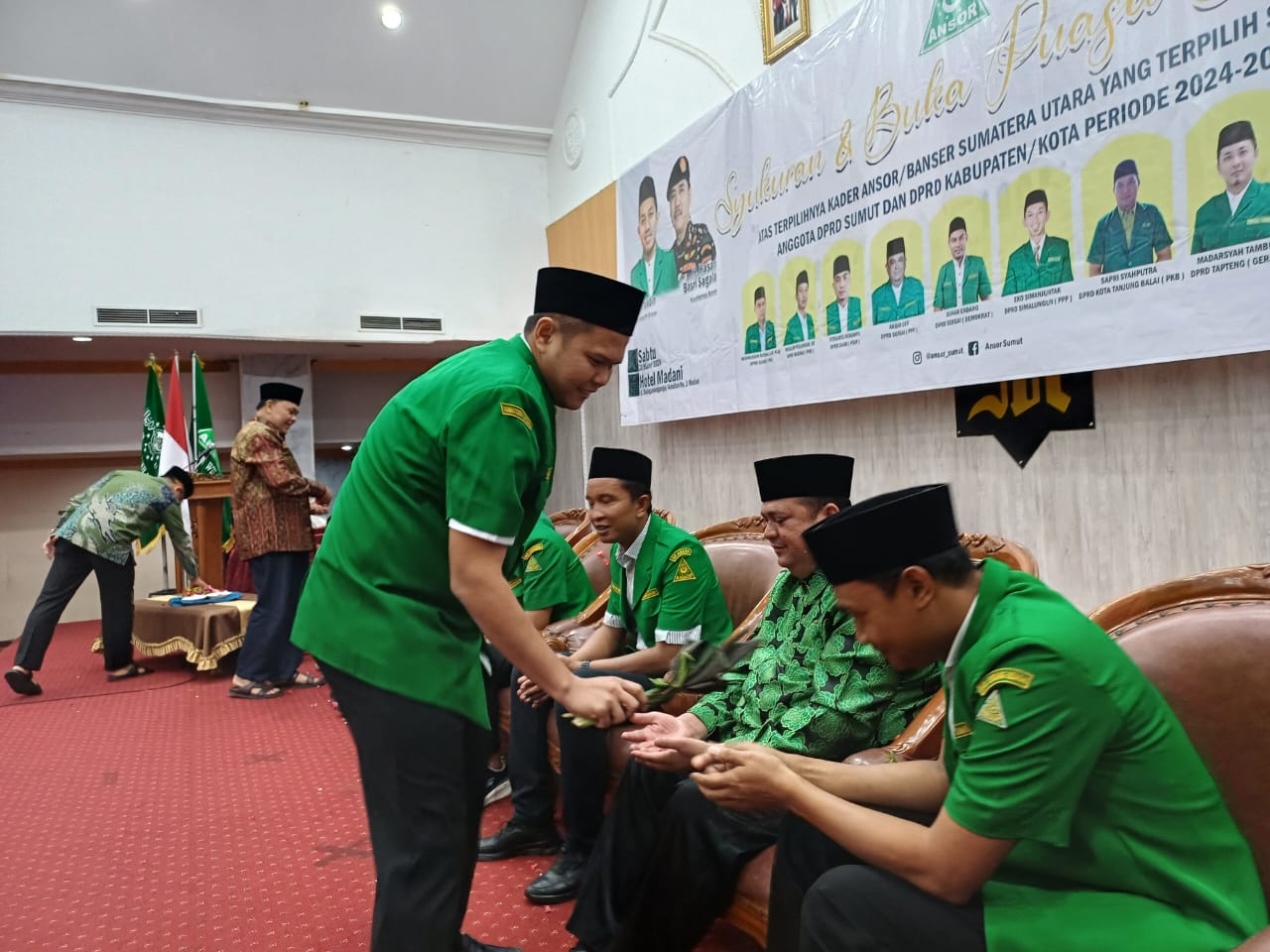 (Teks foto.ist) 
10 kader Ansor Sumut Terpilih DPRD saat ditepungtawari