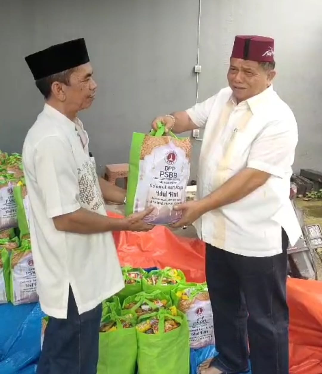(Teks foto.ist) 
Hamsiruddin Siregar (kanan) menyerahkan bingkisan Sembako pada panitia untuk dibagikan kepada warga yang sudah terdaftar sebelumnya.
