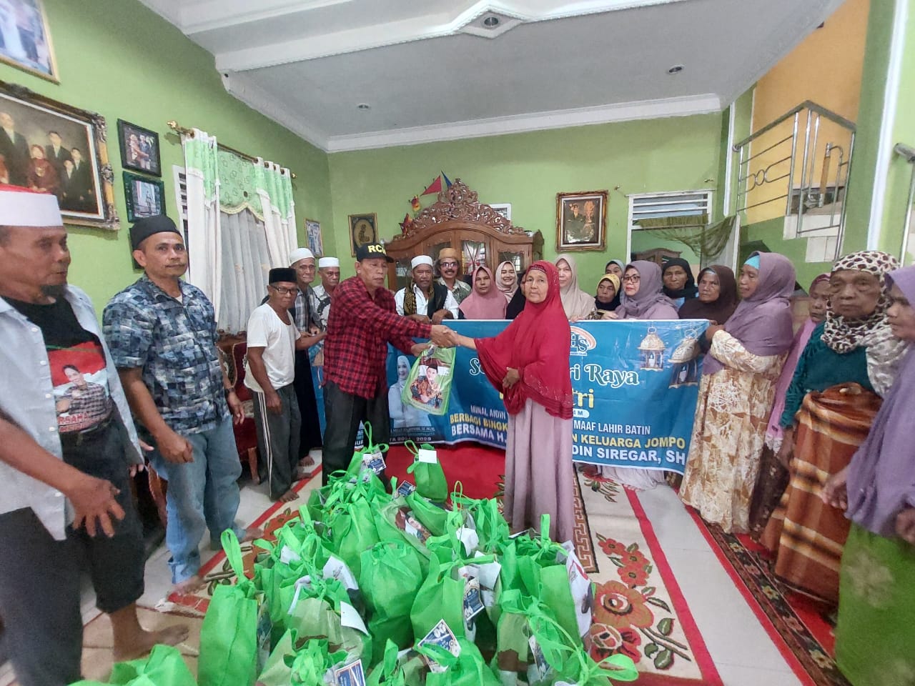 (Teks foto.ist) 
Tim KHS saat memberikan paket pada keluarga jompo di Padang Lawas Utara.