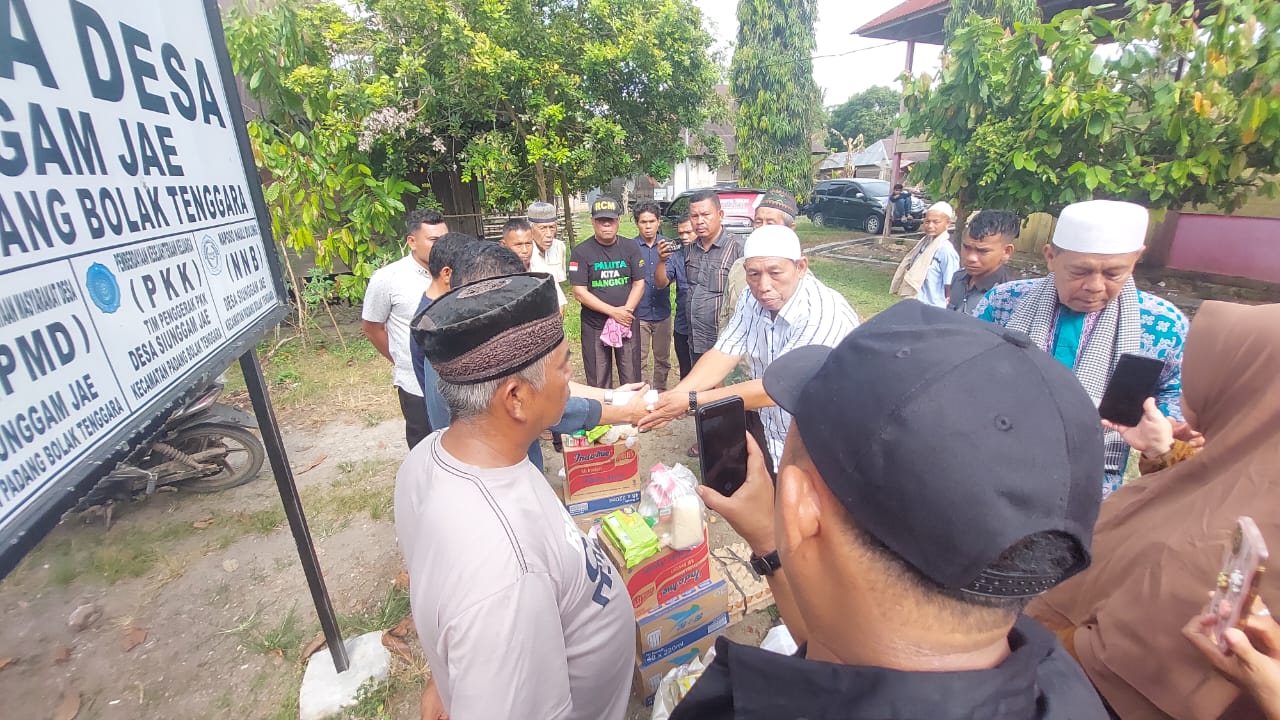 Teks foto.ist 
Tim Tanggap Darurat RCM saat memberikan bantuan pada korban kebakaran di Siunggam Jae Paluta.