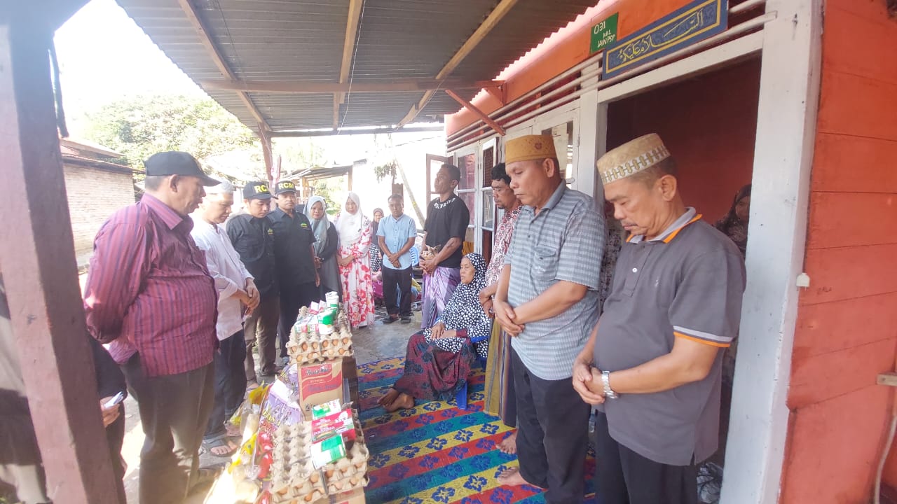 
(Teks foto.ist) 
Tim RCM saat memberikan bantuan pada korban kebakaran di Gunung Tua Jae.