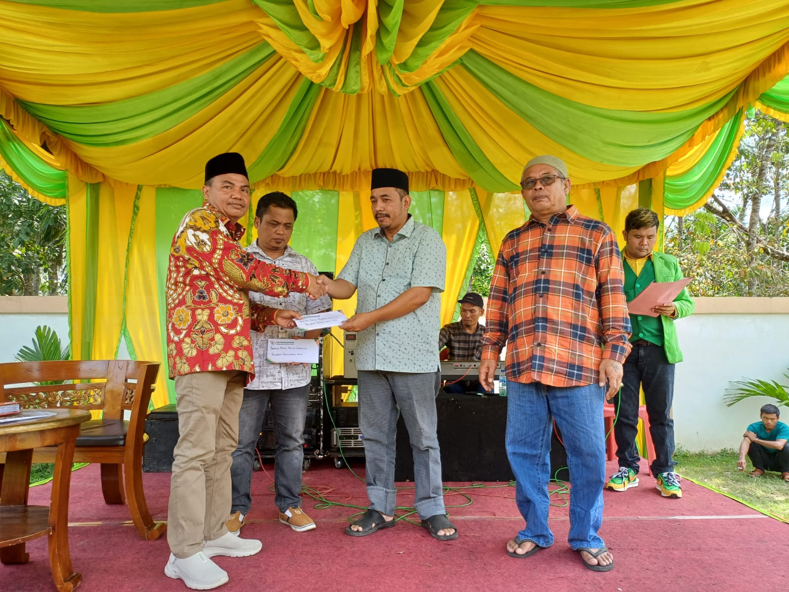 Teks foto.ist
Waketum Parpaluta Akhmad Gojali Harahap menyerahkan bantuan uang secara simbolik yang akan diberikan pada korban kebakaran di Paluta.
