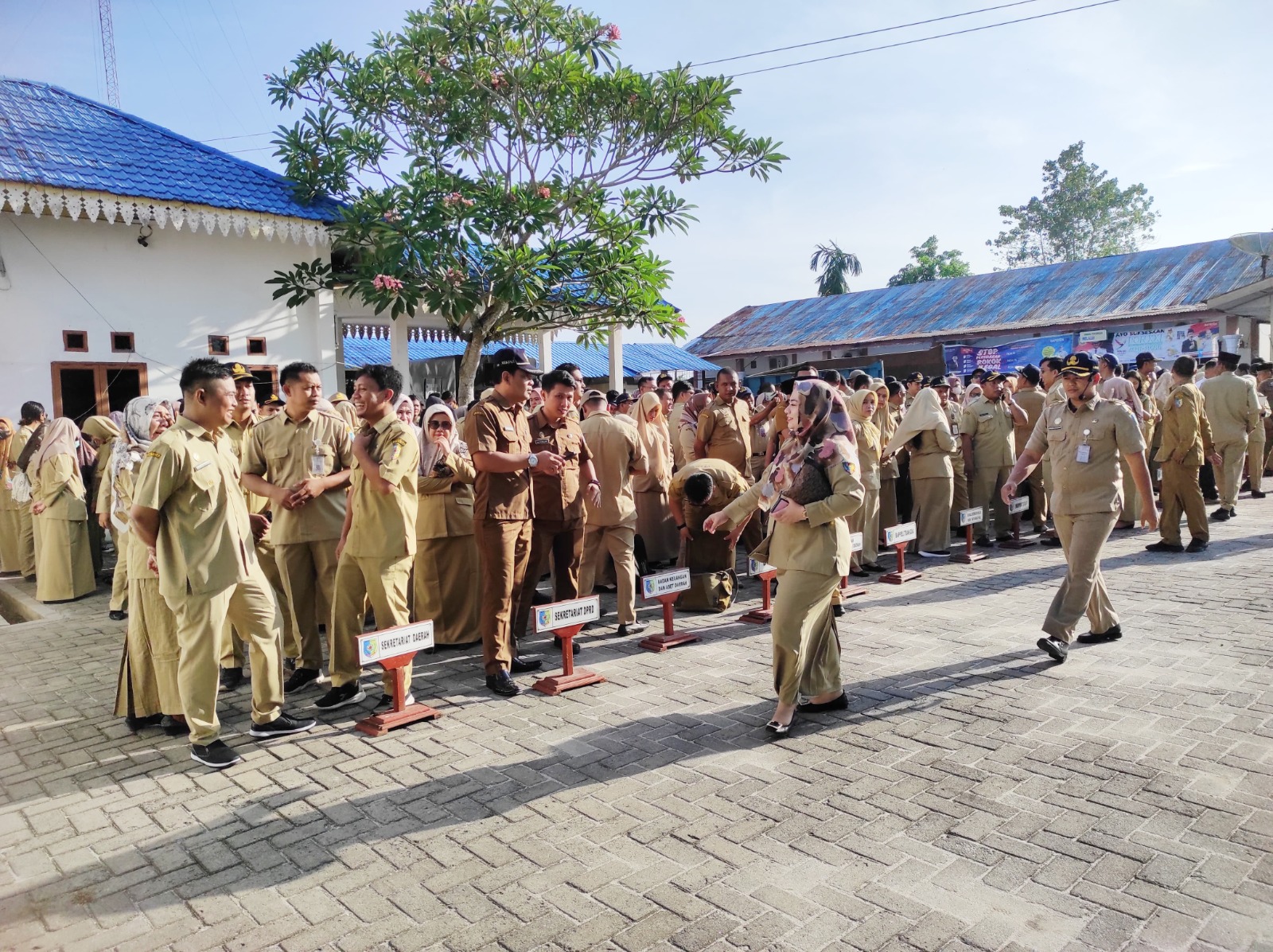 (teksfoto/ist)  Sekda Norma Deli Siregar saat memeriksa kehadiran peserta apel  seluruh ASN yang mengikuti Apel.