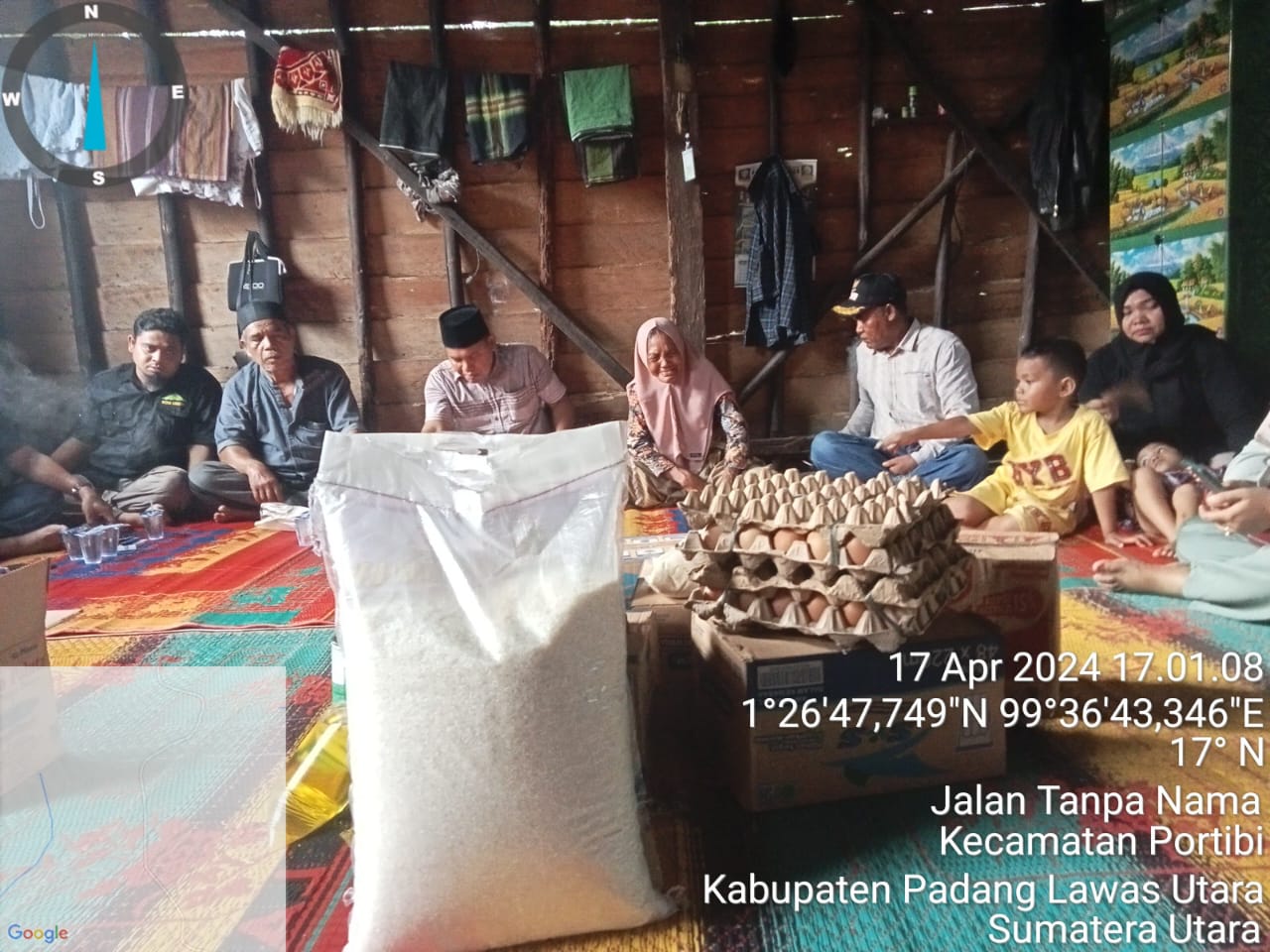 Teks foto.ist 
Tim relawan saat memberikan bantuan pada korban kebakaran di Desa Bukit Raya Paluta.