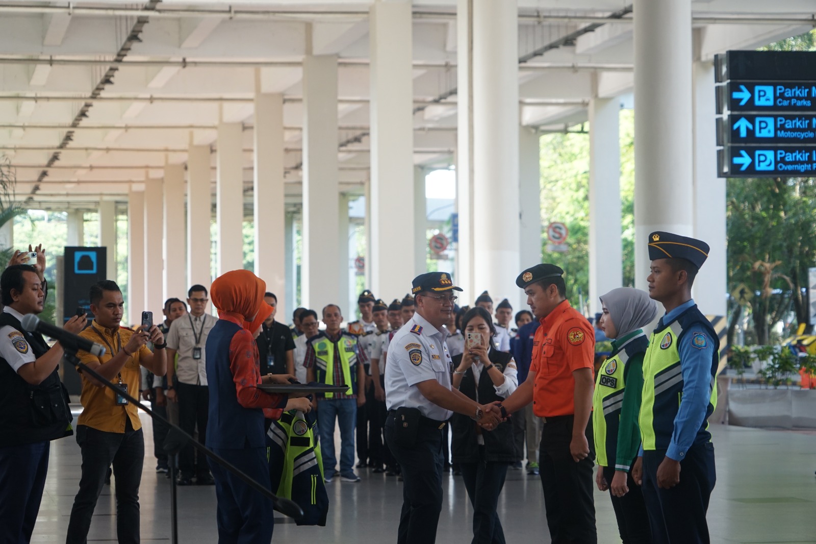 Tek foto ist
Ka Otban Wilayah II Medan Sokhib Al Rokhman saat apel gabungan saat penutupan Posko Terpadu di Bandara Kualanamu.