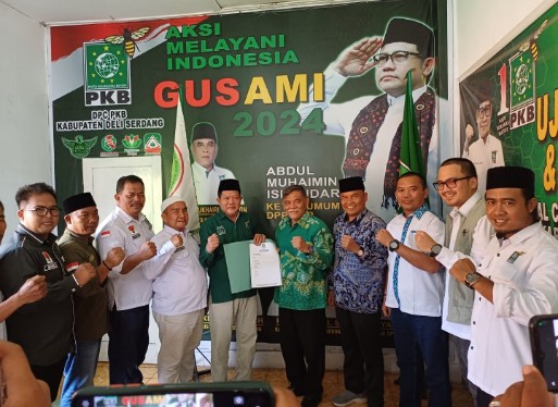 Teks foto.
Ali Yusuf Siregar saat mendaftar ke PKB Deliserdang