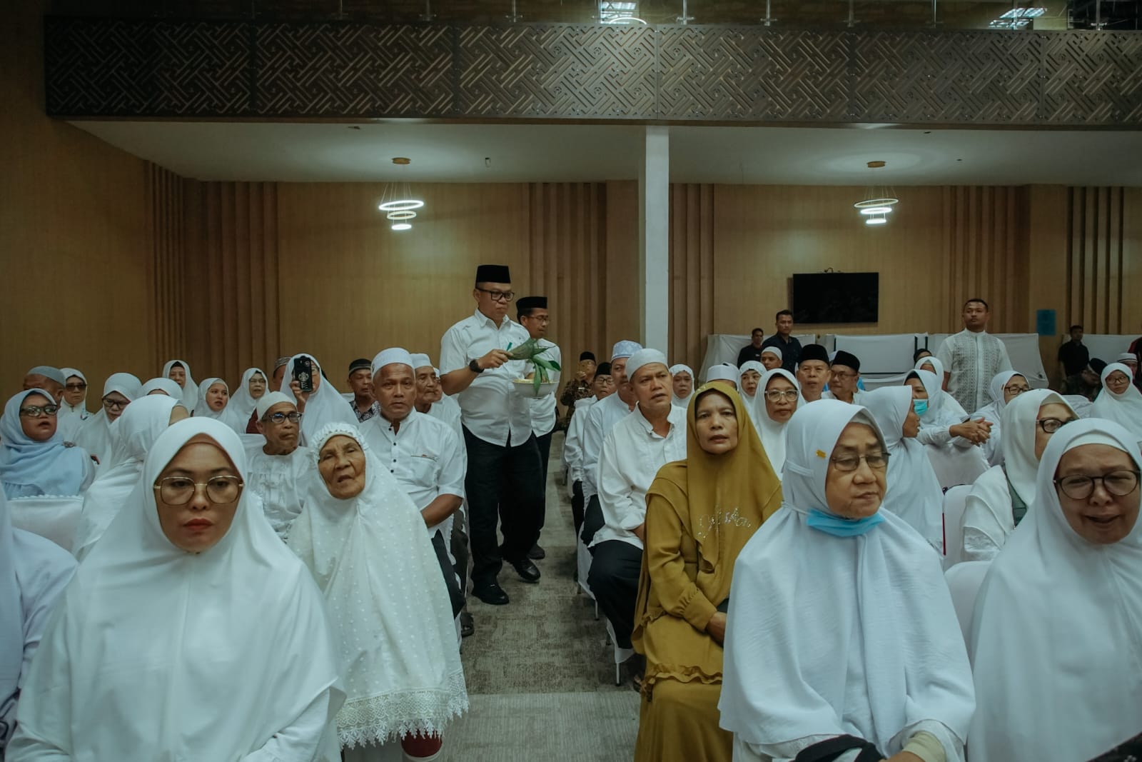 249 Jemaah Calon Haji Kabupaten Batubara saat ditepung tawari Pj Bupati Batubara, Nizhamul (foto/ist)