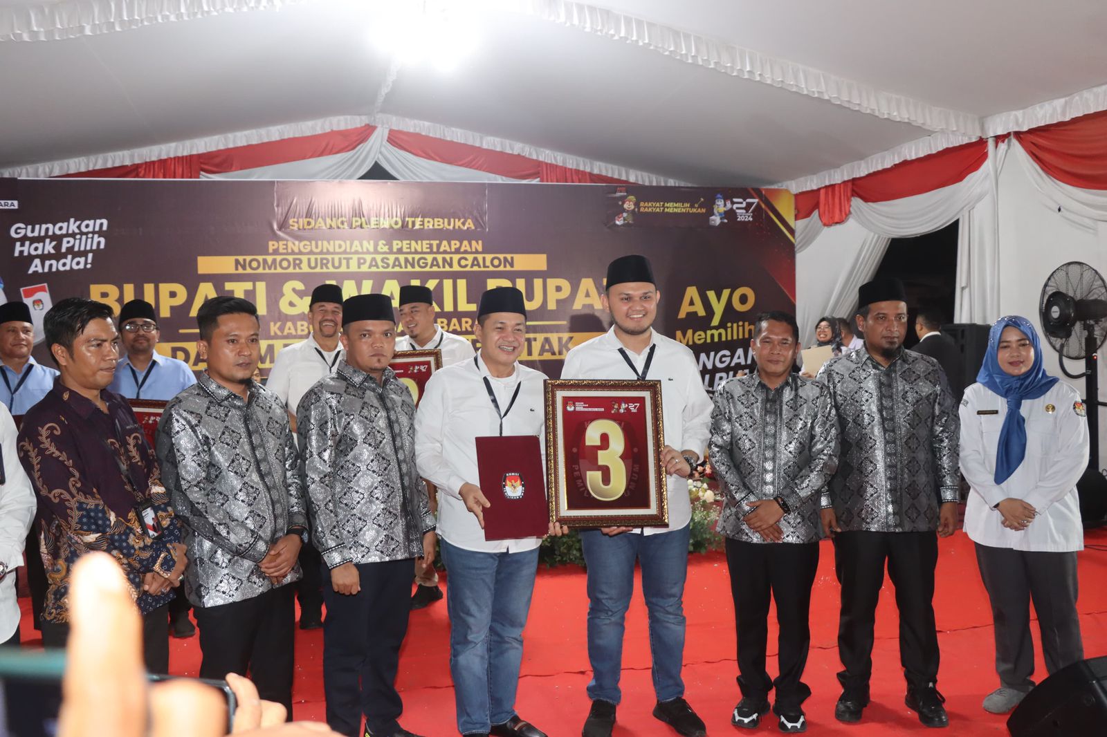 Pengundian dan penetapan nomor urut pasangan calon (paslon) Bupati dan Wakil Bupati Kabupaten Batu Bara dalam pemilihan serentak tahun 2024. (dok/foto.ist)