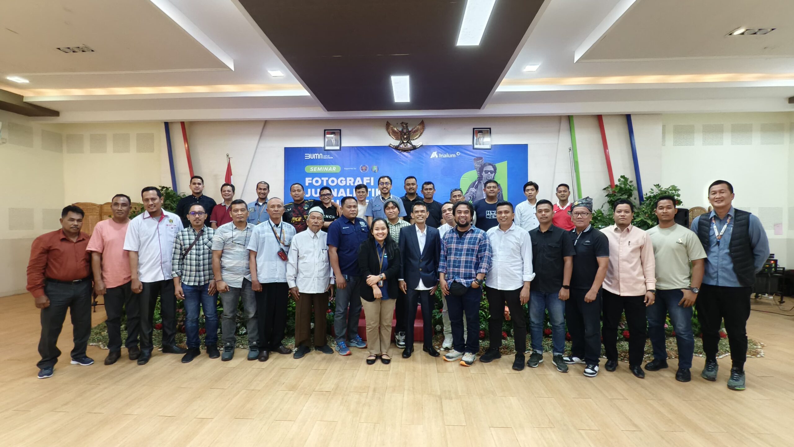 Teks foto : Ketua PWI Batu Bara Muhammad Amin (pakai jas) narsum Ferdi Siregar (baju kotak) humas PT IAA Fajar Dzilikram (no 1 paling atas, Staff humas Inalum Muhammad Zuhri (no 3 paling atas), manager humas PT Inalum Chandra Gunawan Dalimunthe (tengah paling atas) beserta puluhan wartawan yang mengikuti Seminar Fotografi di MPH PT inalum Tanjung Gading Selasa (08/10/2024)