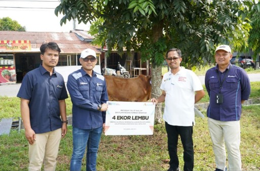 Ket photo: Mewakili manajemen PT Inalum, Ali Hasian Harahap (kiri) menyerahkan hewan kurban (dok.ist)