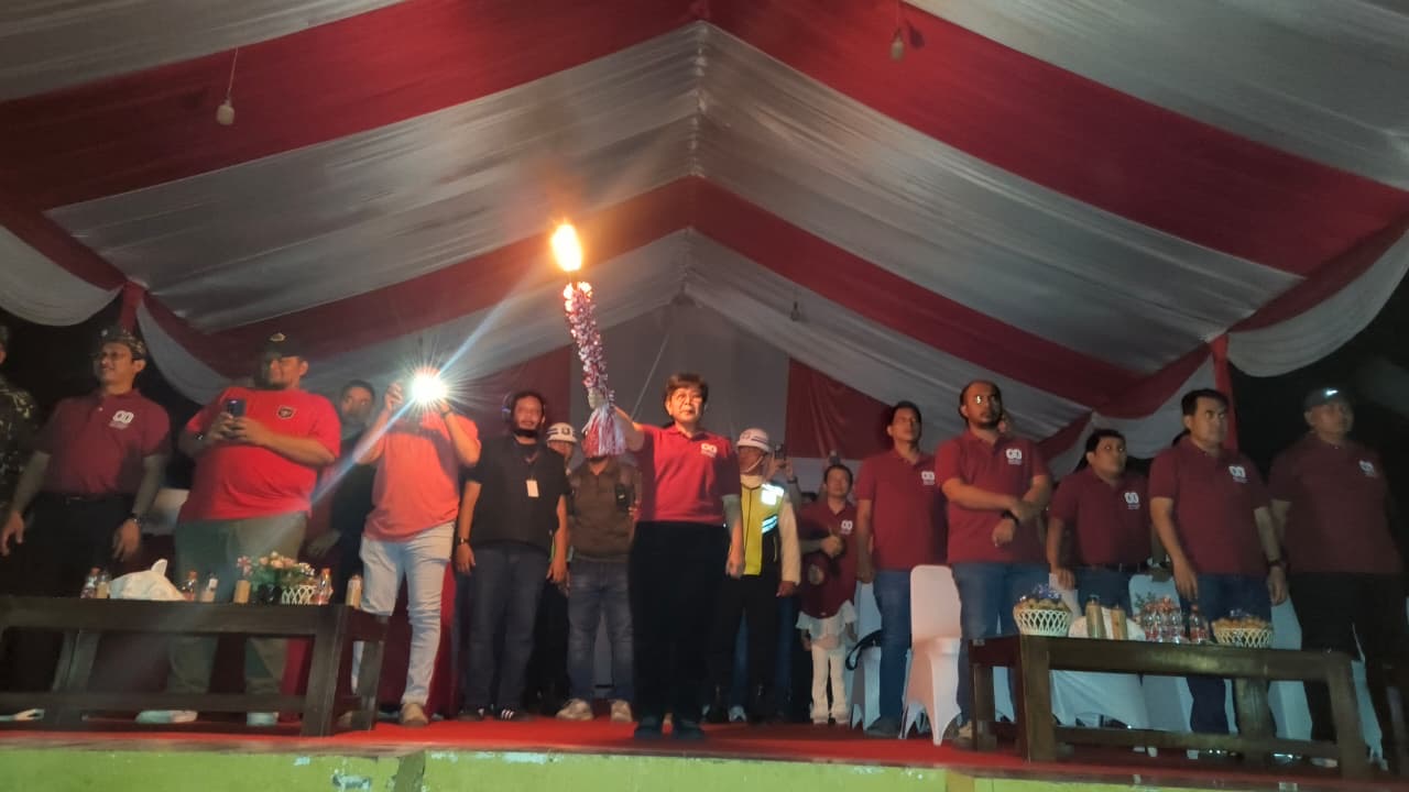 Seremenonial penyalaan api obor utama oleh Direktur Utama INALUM, Ibu Melati Sarnita. (foto/dok.ist)
